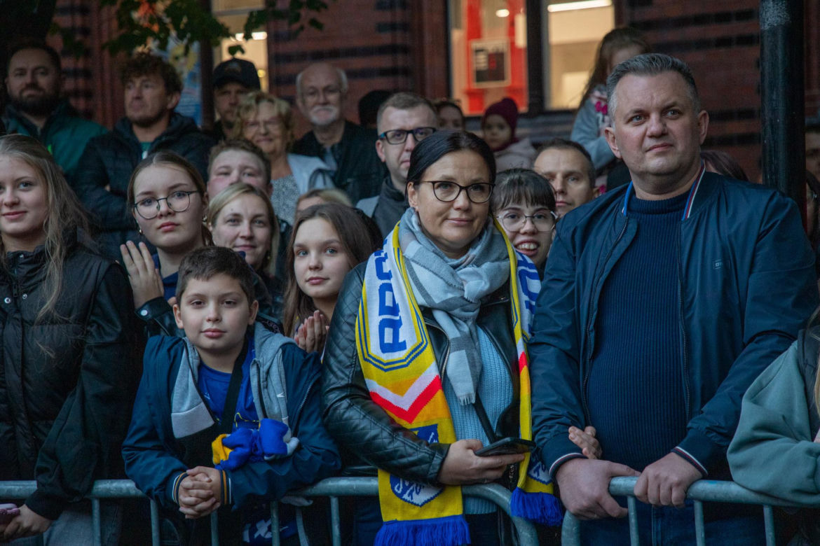Mistrzowska feta Apatora na Rynku Staromiejskim w Toruniu