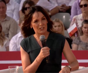 Dorota Gawryluk na debacie przed Pałacem Prezydenckim