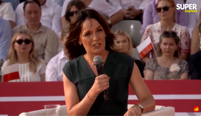 Dorota Gawryluk na debacie przed Pałacem Prezydenckim