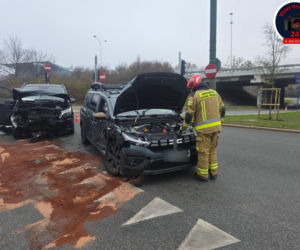 Wypadek karawanu wiozącego trumnę z ciałem. Szok w Warszawie