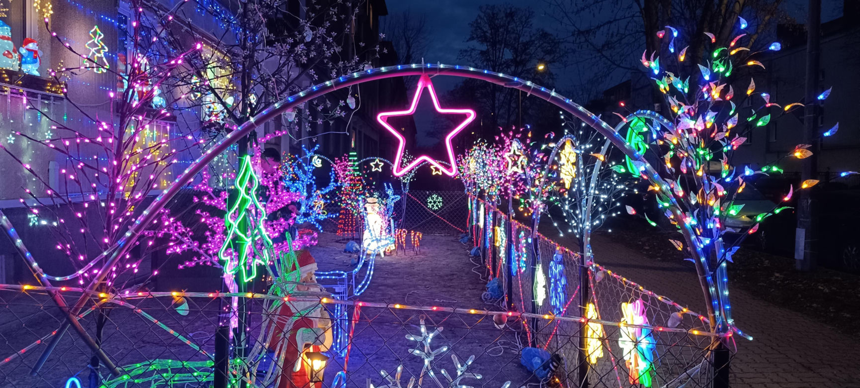 Świateczna iluminacja na jednej z posesji na Starych Bielanach 2024
