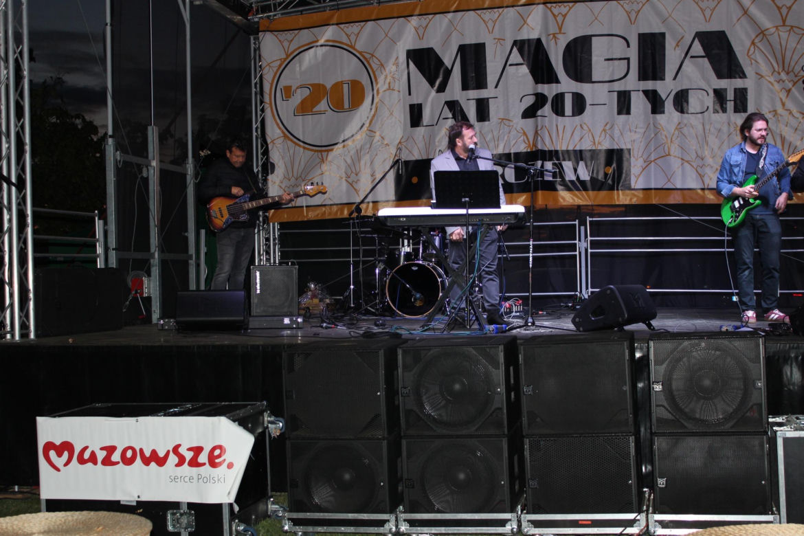 Było spotkanie z modą, muzyką i samochodami z lat 20. w Korczewie. Za nami impreza „Magia lat 20-tych” 2025