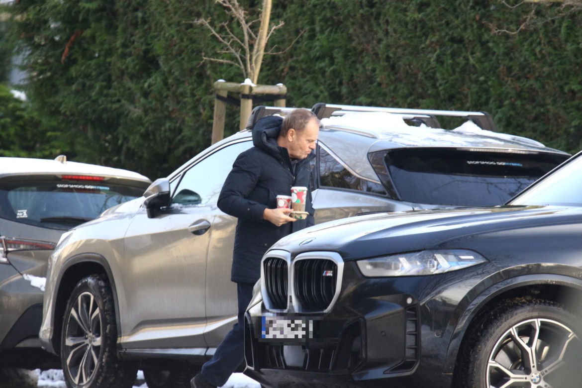 Donald Tusk w mroźną niedzielę pojechał po kawę
