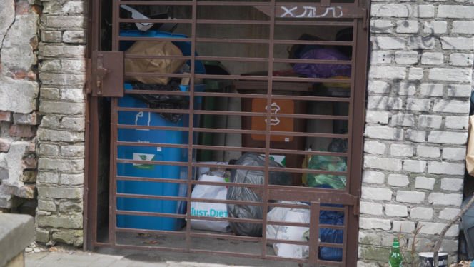 „Cały Grochów w szczurach!”. Mieszkańcy prawobrzeżnej Warszawy ponownie toną we własnych śmieciach