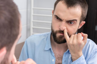 Ten obrzydliwy nawyk zwiększa ryzyko Alzheimera. Ostrzeżenie naukowców