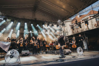 Tyska orkiestra AUKSO zagrała na scenie w Oslo. Muzycy wystąpili tuż przed The Cure
