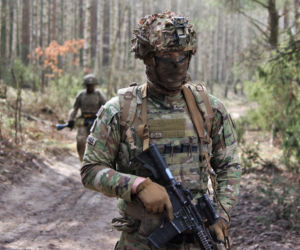 Brytyjscy żołnierze, ćwiczenia na poligonie