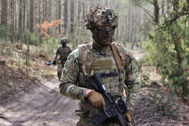 Brytyjscy żołnierze, ćwiczenia na poligonie