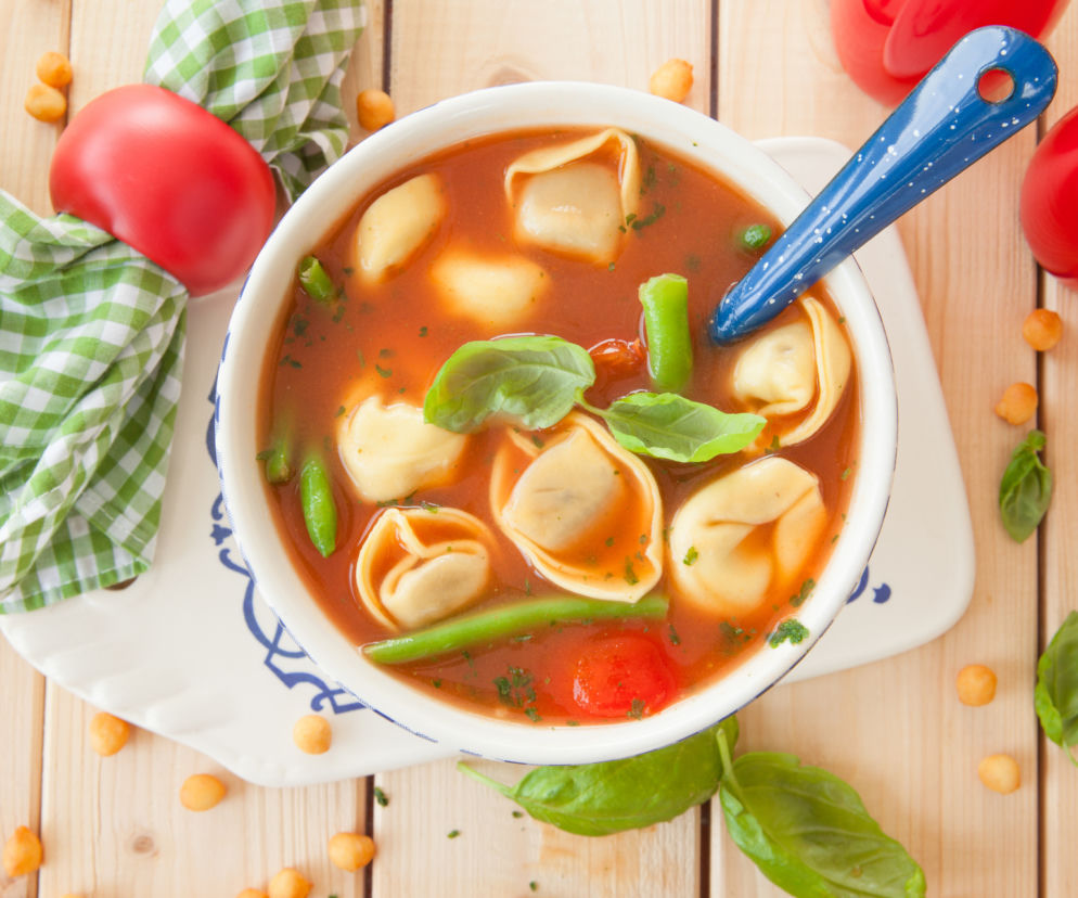 Fantastyczna pomidorówka z fasolką szparagową i pierożkami tortellini