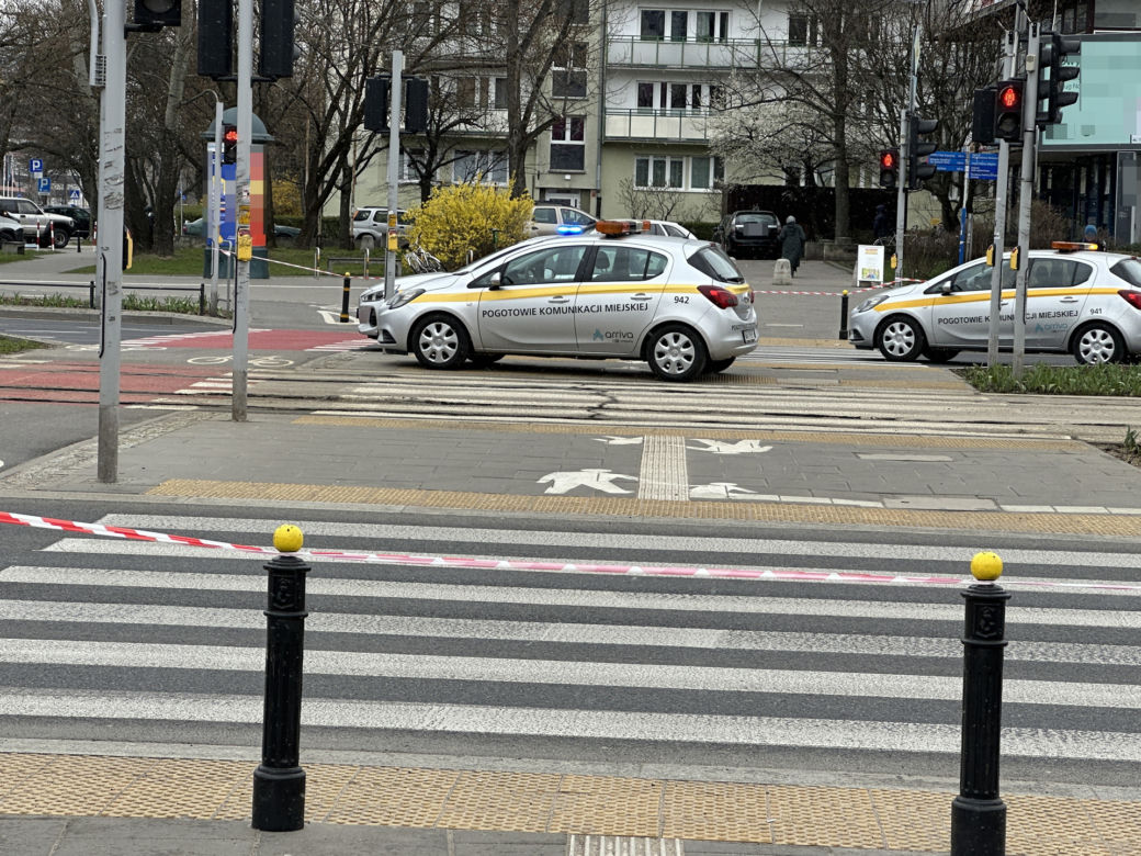 Zerwana sieć trakcyjna sparaliżowała ruch tramwajowy. O linię zahaczyła ciężarówka