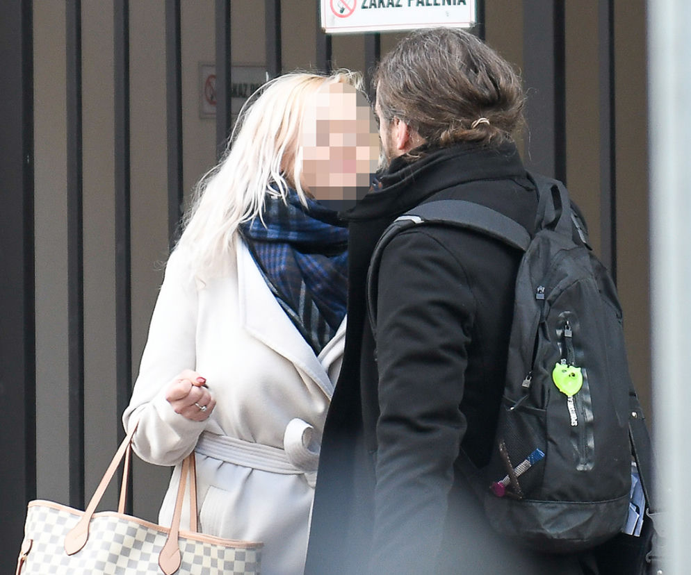 Poseł całuje blondynkę na mrozie