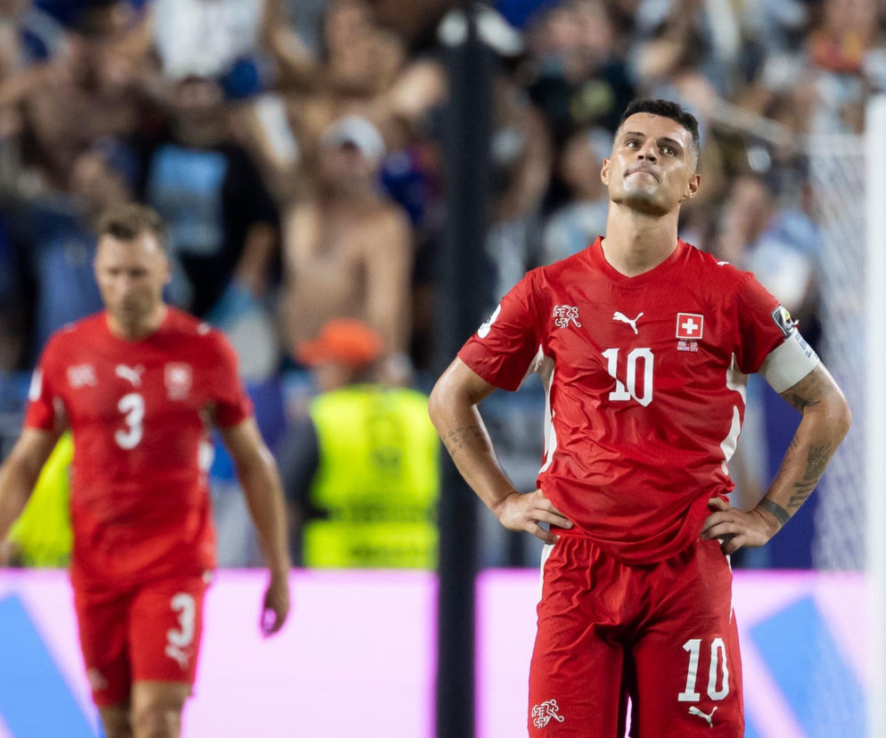 Piłkarz Granit Xhaka w czerwonym stroju reprezentacji Szwajcarii na boisku. O jego karze przeczytasz na SE.
