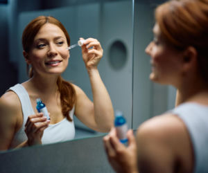 Retinol przyspiesza odnowę skóry. Tak wpływa na zmarszczki, przebarwienia i trądzik