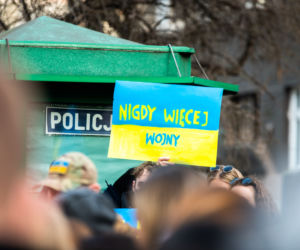  Kraków solidarny z Ukrainą. Setki osób przyszło na manifestację [ZDJĘCIA]