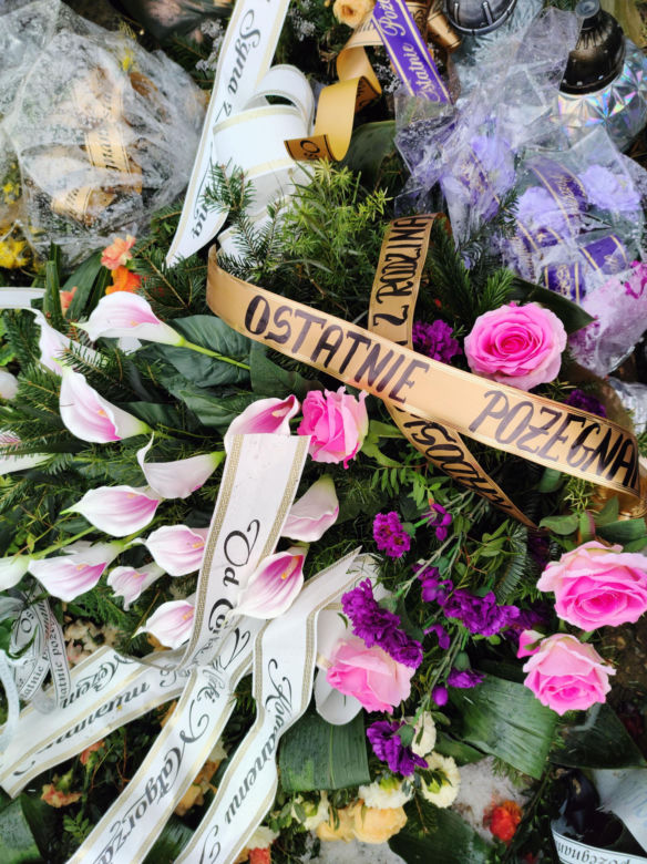Tak wygląda grób brata ojca Rydzyka. Redemptorysta gorzko zapłakał na cmentarzu i pożegnał Mirosława 