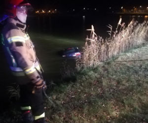19-latek nie zapanował nad autem i wjechał do stawu. Interweniowali nurkowie!