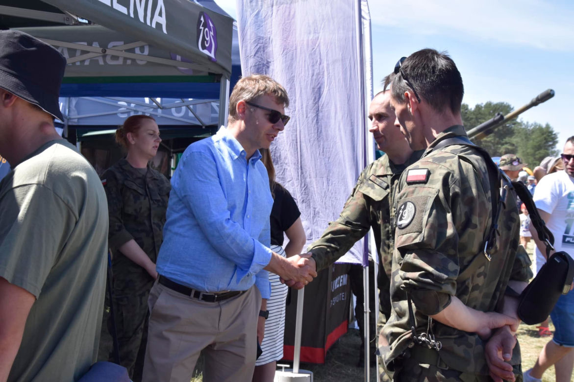 Rodzinny Piknik Lotniczy w Gryźlinach 2023. Lotnicy-akrobaci zachwycili publiczność