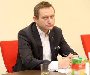 Tusk zwolnił asystenta, bo był gejem