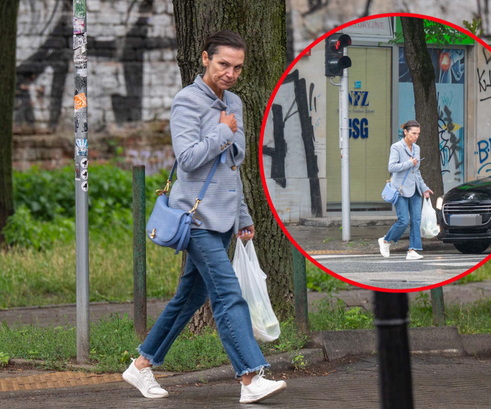 Olga Bończyk bez makijażu z reklamówką. Na miniaturze aktorka wchodzi na jezdnię na czerwonym świetle. Szczegóły w SE.