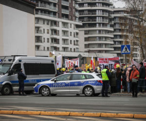 Protest ws. wariantów S7 przed siedzibą oddziału GDDKIA w Krakowie