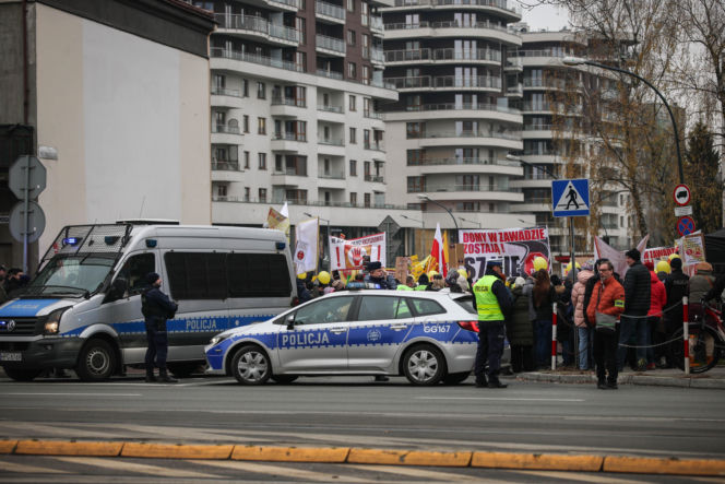 Protest ws. wariantów S7 przed siedzibą oddziału GDDKIA w Krakowie