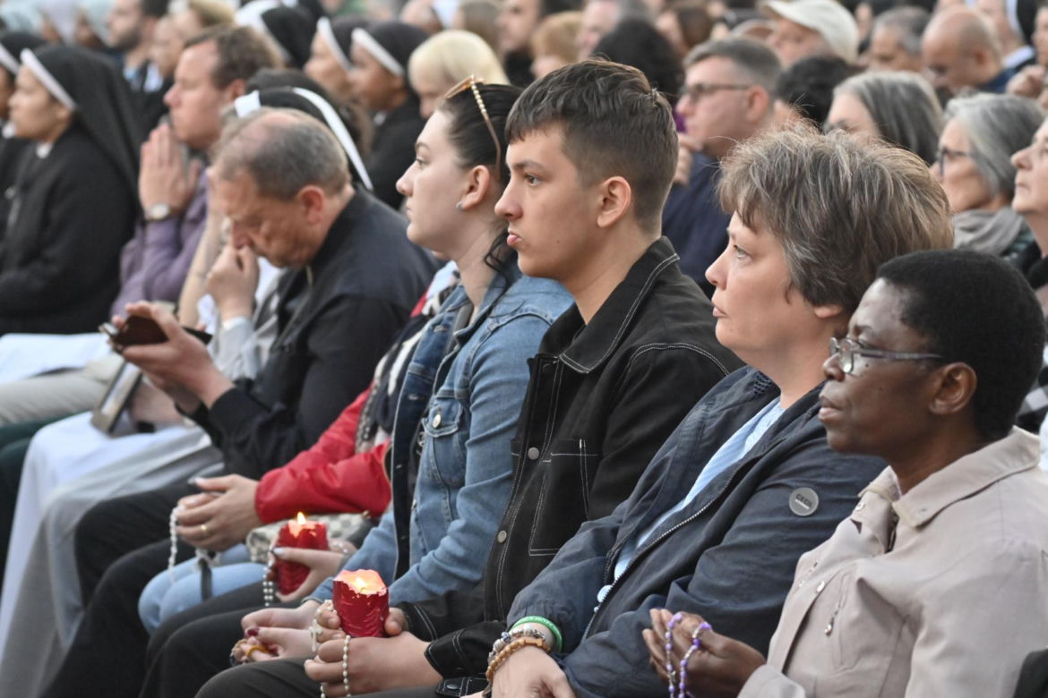 Plac Świętego Piotra wypełniony wiernymi. Modlitwa za papieża Franciszka wzrusza do łez