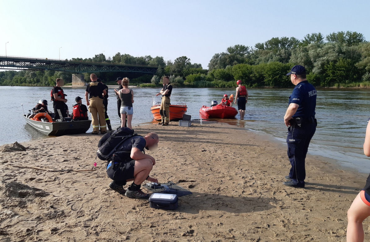 Trzech nastolatków weszło do Wisły. Dwóch już nie wypłynęło. Trwają poszukiwania