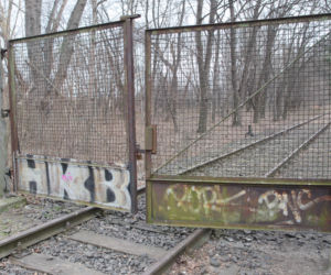 Udrażniają bocznicę kolejową prowadzącą do szpitala przy Szaserów