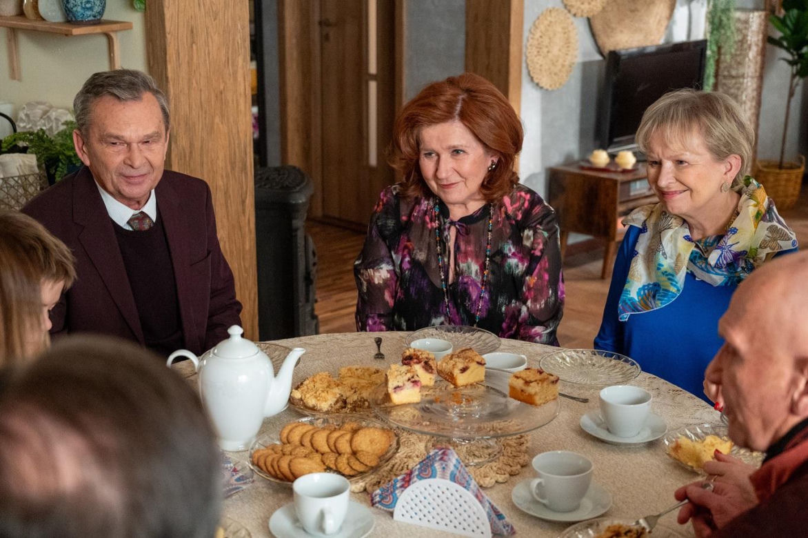Barwy szczęścia odc. 3000: Czesław Zarzeczny (Marian Jaskulski), Ksawery (Bartosz Gruchot), Waleria (Ewa Ziętek), Basia (Sławomira Łozińska), Tolek (Marek Siudym)