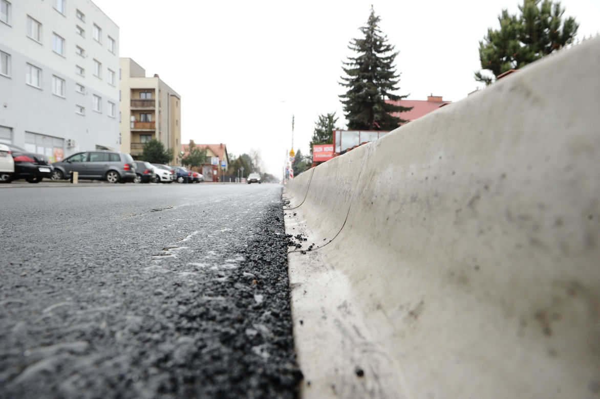 Wylali asfalt, zerwali go i znów wylali. Remont w Ząbkach jak u Bareji