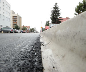 Wylali asfalt, zerwali go i znów wylali. Remont w Ząbkach jak u Bareji