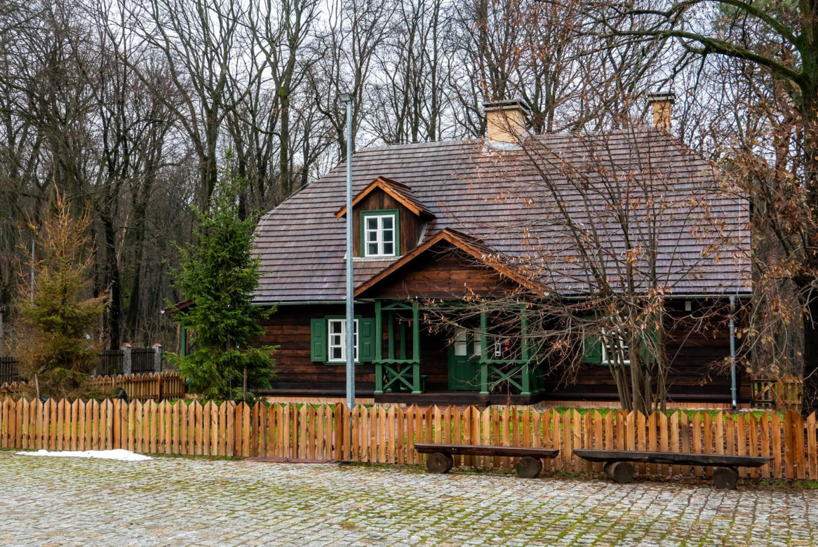 Zmodernizowana zabytkowa leśniczówka przy ul. Rydzowej w Warszawie