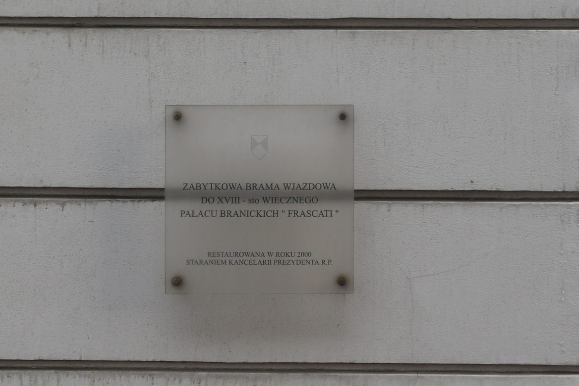 Ciężarówka zniszczyła zabytkową bramę wjazdową na teren Kancelarii Prezydenta