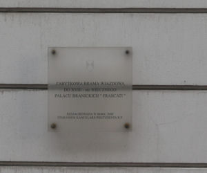 Ciężarówka zniszczyła zabytkową bramę wjazdową na teren Kancelarii Prezydenta