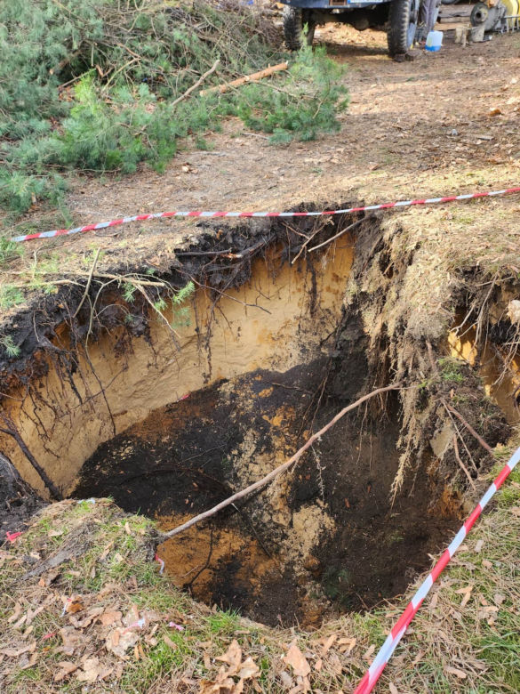 Kolejne zapadlisko na terenie osiedla w Trzebini. Pojawiło się tuż obok bloku