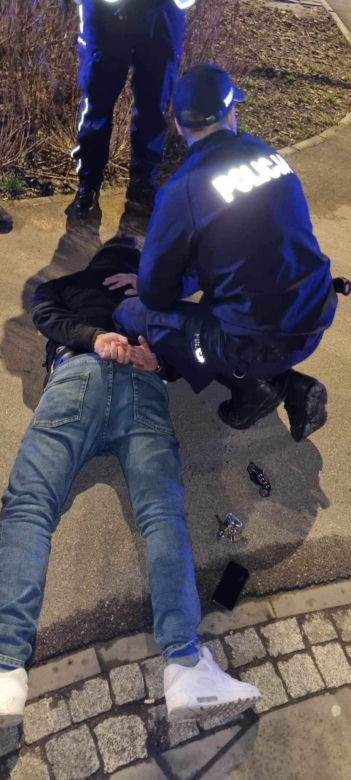 Pijany policjant groził nożem klientom w kebabie. Znamy kulisy zatrzymania