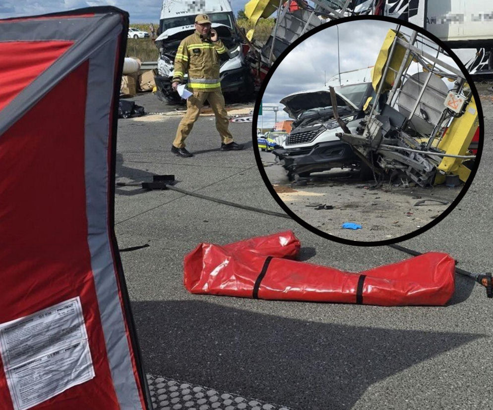 Strażak na miejscu wypadku na A1 pod Mykanowem. Na miniaturze zmiażdżony bus. O tragedii przeczytasz na SE.