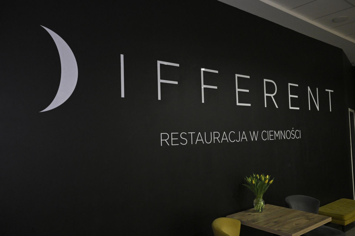 „Jedzenie w ciemności smakuje inaczej”. To jedyna taka restauracja w Warszawie. Odwiedziła ją nawet pierwsza dama