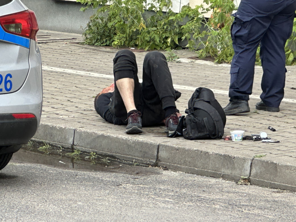 Pościg za kierowcą na Pradze, w ruch poszedł gaz. Policjant w karetce. Co tam się stało?!