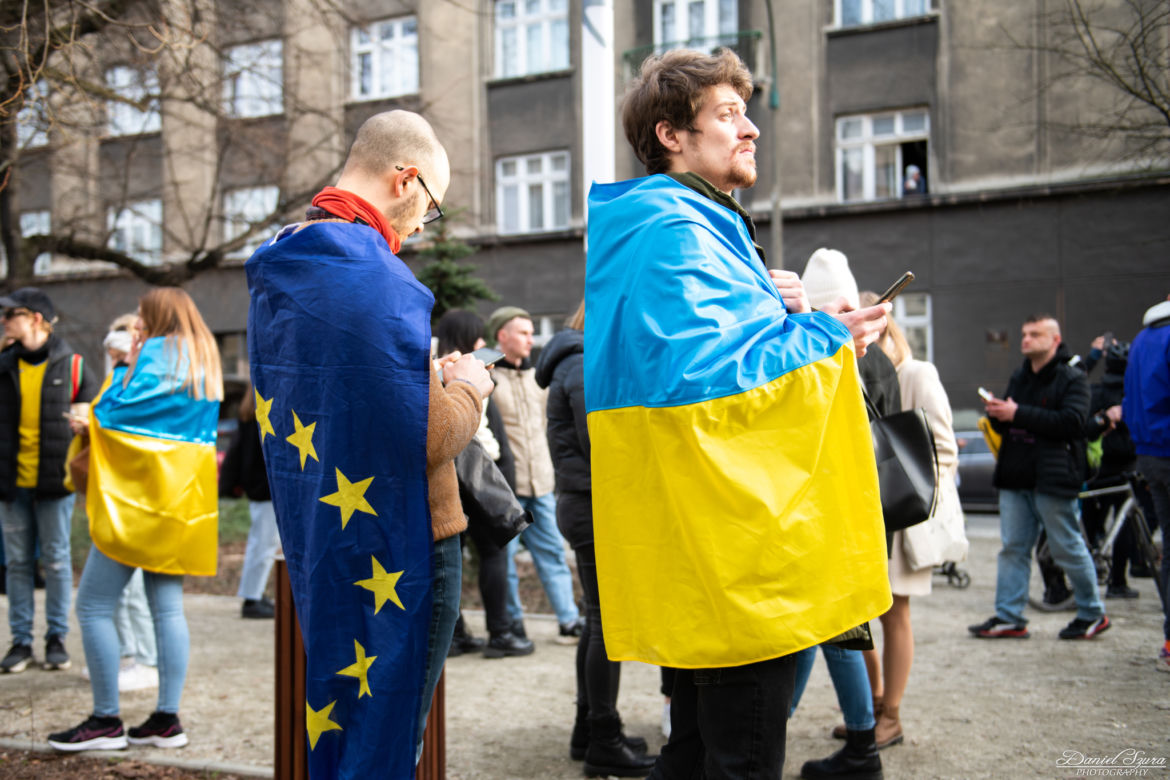  Kraków solidarny z Ukrainą. Setki osób przyszło na manifestację [ZDJĘCIA]
