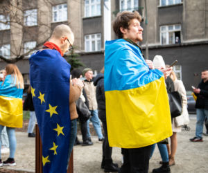  Kraków solidarny z Ukrainą. Setki osób przyszło na manifestację [ZDJĘCIA]