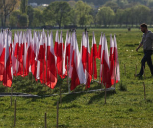 Biało-czerwone flagi na krakowskich Błoniach