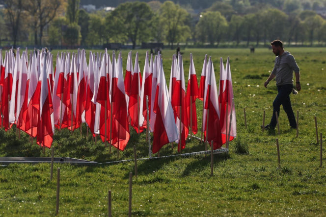 Biało-czerwone flagi na krakowskich Błoniach
