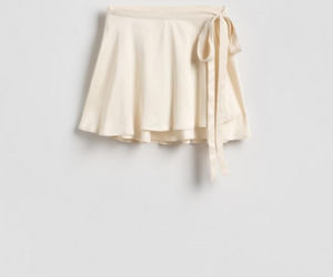 To najmodniejsza spódnica tej wiosny. W Reserved znajdziesz idealne modele