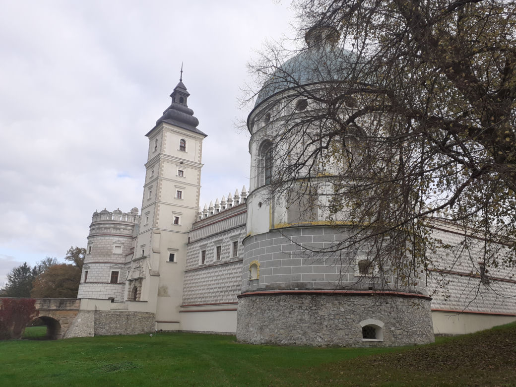 Jesienny spacer po parku zamkowym w Krasiczynie