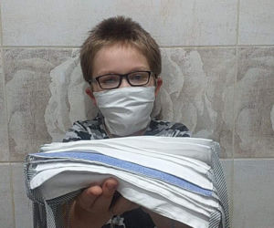 Szyją bo lubią, teraz chcą pomóc. Kolejne setki bawełnianych maseczek na pokładzie żywieckiego szpitala