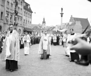 Uroczystość Bożego Ciała w Warszawie celebrowana przez Prymasa Polski kardynała Stefana Wyszyńskiego - 1957 rok