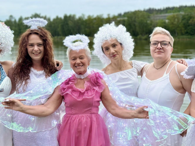 Anielskie skrzydła nad zalewem Piachy. Morsujące Wiedźmy Świętokrzyskie w wyjątkowej akcji o świcie!