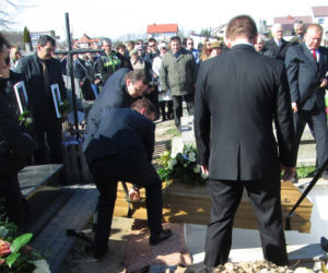 Bliźniaki spoczęły w jednym grobie