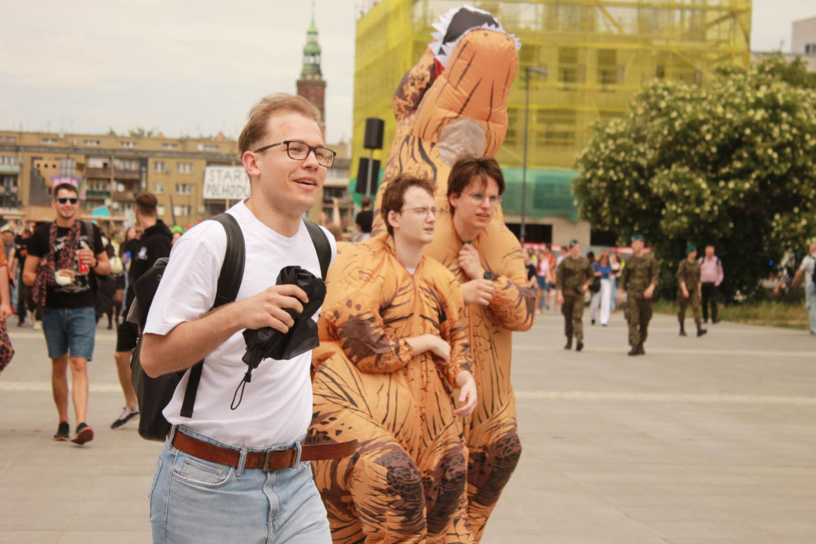 Studenci opanowali Wrocław. Pochód juwenaliowy przeszedł ulicami miasta. Było śpiewająco! [ZDJĘCIA]